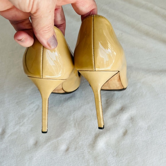 FINAL Manolo Blahnik Patent Nude Pump - Picture 8 of 13